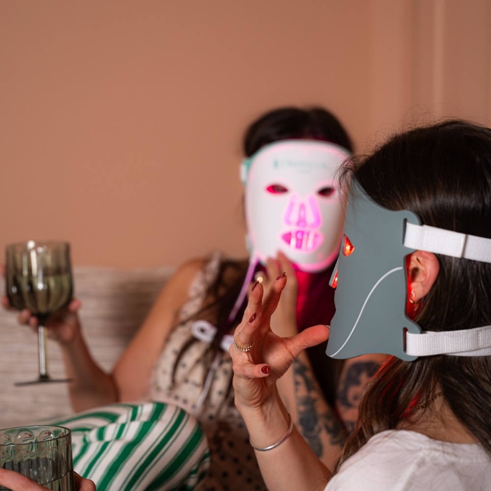 Clear LED Light Therapy Mask - Picture 3 of 5